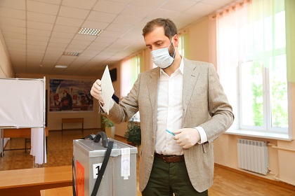 Александр Ведерников принял участие в общероссийском голосовании по поправкам в Конституцию 