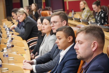 Более 150 молодых людей подали заявки на конкурс по формированию Молодежного парламента при ЗС