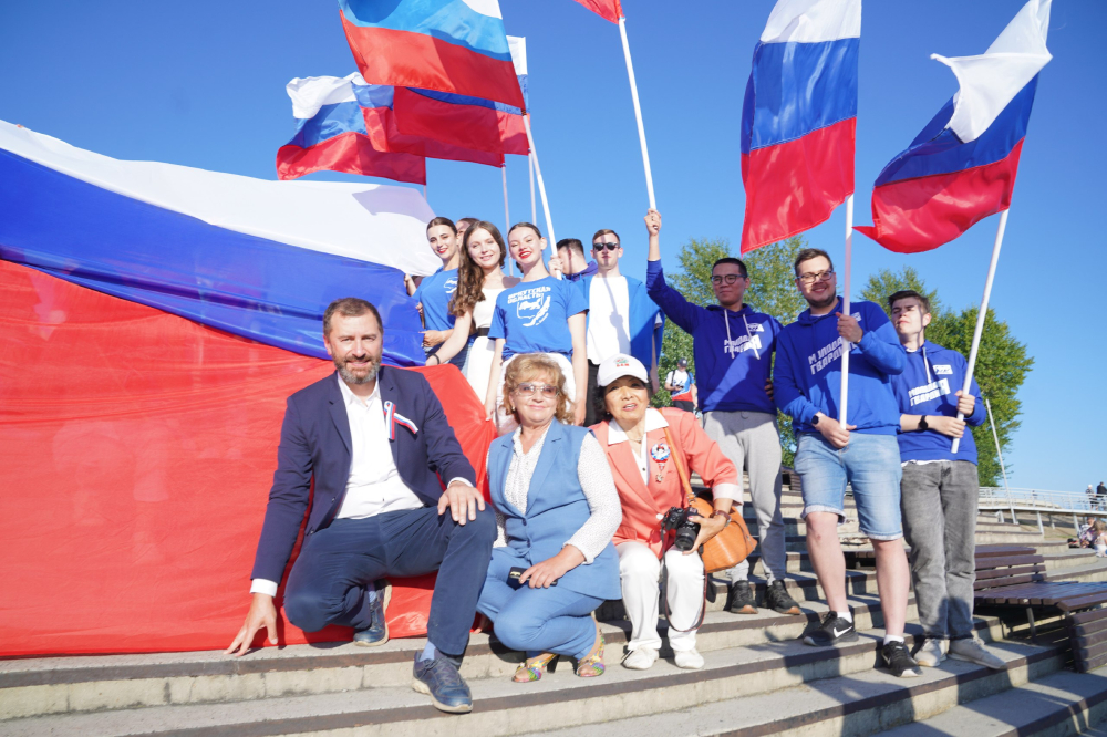 Александр Ведерников поздравил иркутян с Днем флага России 