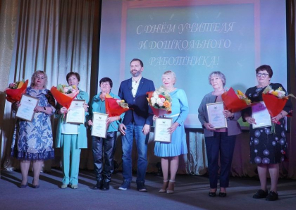 Александр Ведерников вручил награды учителям в Черемхово, Свирске и Черемховском районе 