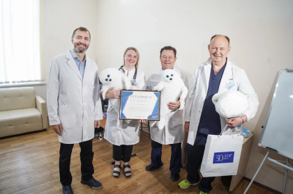 Александр Ведерников вручил сертификат на оборудование сенсорной комнаты врачам областной детской больницы