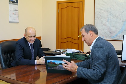 Бюджетная обеспеченность областных программ стала темой разговора Сергея Сокола и мэра Тулуна Юрия Карих