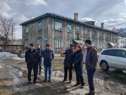Николай Труфанов осмотрел готовящиеся к капитальному ремонту жилые дома в Бодайбинском и Мамско-Чуйском районах