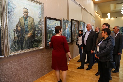 Областные парламентарии побывали на выставке работ иркутских художников в г. Зима