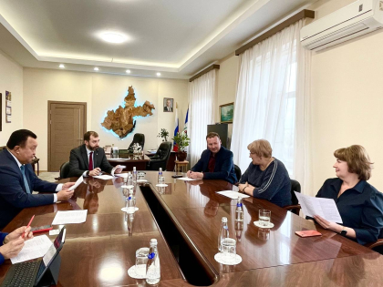 Повестку апрельской сессии Заксобрания Александр Ведерников обсудил с представителями фракций
