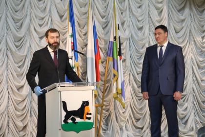 Александр Ведерников поздравил Руслана Болотова с вступлением в должность мэра Иркутска 
