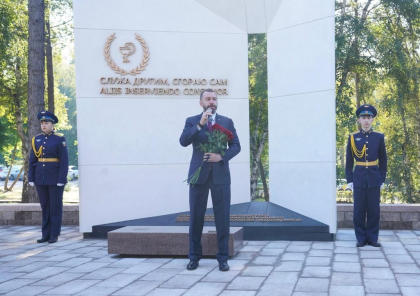 Памятник героям-медикам открыли в Иркутске