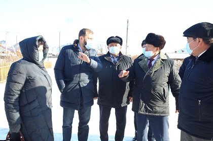 Находящиеся в аварийном состоянии школу и ДК в Еланцах Ольхонского района посетили депутаты Заксобрания