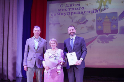 Александр Ведерников вручил муниципальным работникам награды в честь Дня местного самоуправления
