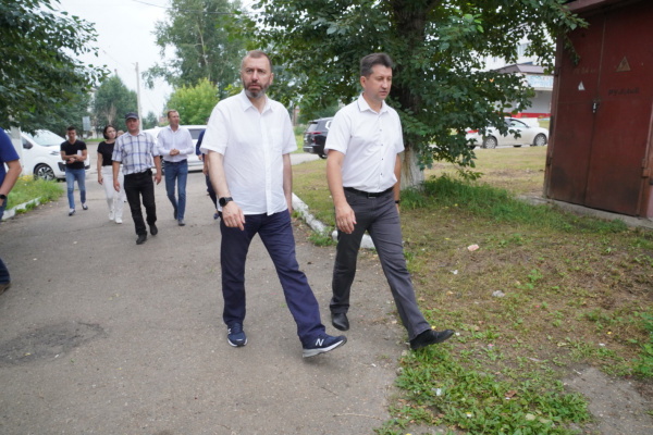 Проблему капитального ремонта многоквартирных домов в военных гарнизонах обсудил председатель Законодательного Собрания Александр Ведерников в рамках рабочей поездки в Усольский район.