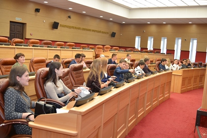 Экскурсию для членов молодежной избирательной комиссии организовало Законодательное Собрание