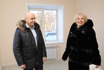 Сергей Сокол вручил пострадавшим от наводнения ключи от домов в новом микрорайоне в Черемхово