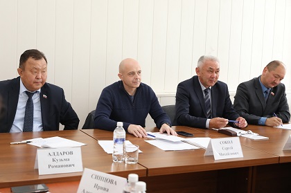 Возведение социальных объектов обсудили депутаты на выездном совещании в Бохане