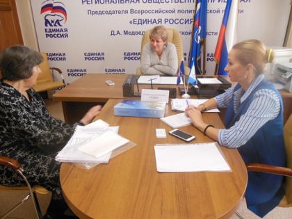 Двум жителям Иркутской области помогла во время приёма Марина Седых   