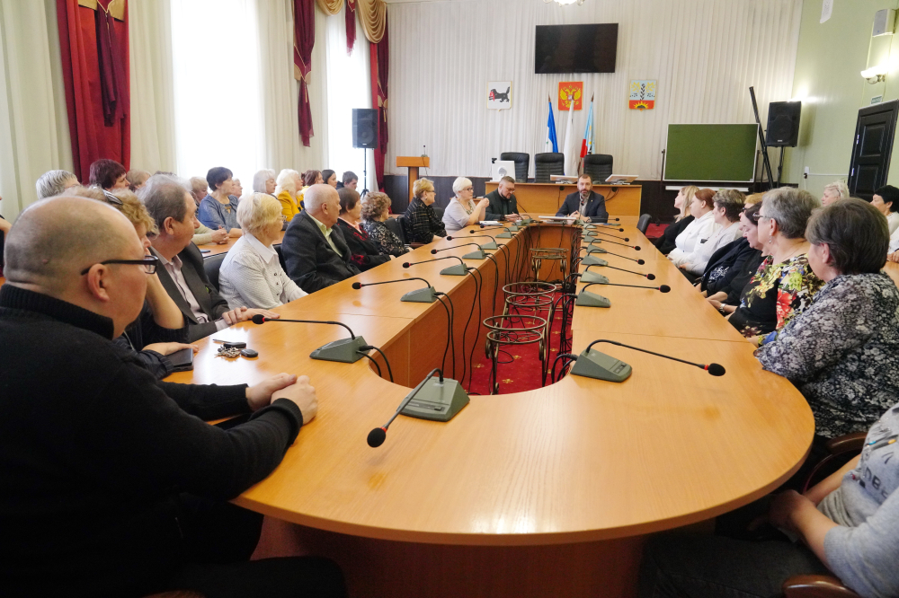 Александр Ведерников обсудил с жителями Черемхово планы по развитию города