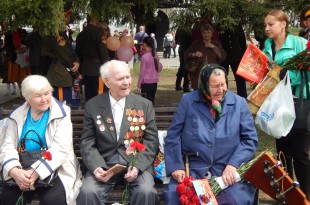 Продовольственные подарки вручает ветеранам Усть-Ордынского Бурятского округа Апполон Иванов   