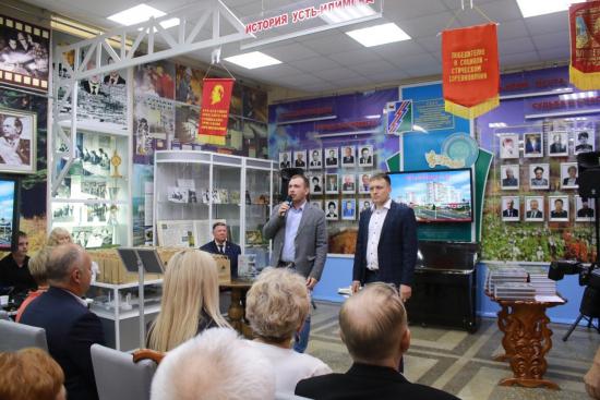 Презентацию книги об истории появления Усть-Илимска приурочили ко Дню строителя и 50-летнему юбилею города