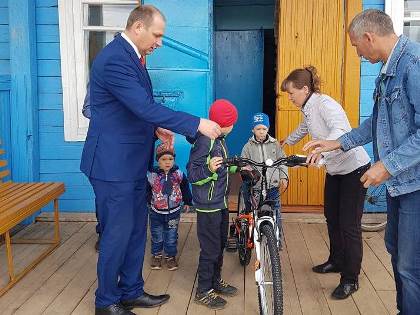 Велосипед подарил фонд «Сибирский характер» многодетной семье из Братского района