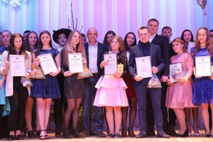 Сергей Сокол наградил самых активных школьников на Новогоднем балу в Куйтунском районе