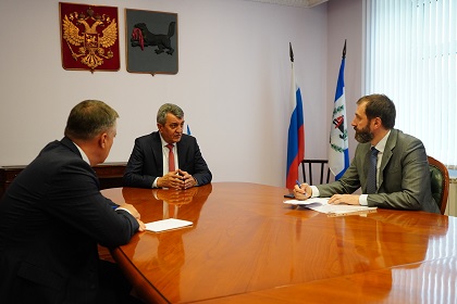 Ход реализации нацпроектов в регионе обсудили на встрече Сергей Меняйло и Александр Ведерников