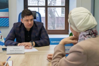 С вопросами поддержки семей участников СВО, а также благоустройства территорий обратились граждане на прием к депутату ЗС Даниилу Литвинову