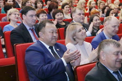 Депутаты Заксобрания поздравили сотрудников регионального минфина со 100-летием ведомства
