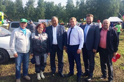 Областные парламентарии приняли участие в сельскохозяйственном празднике «День поля»