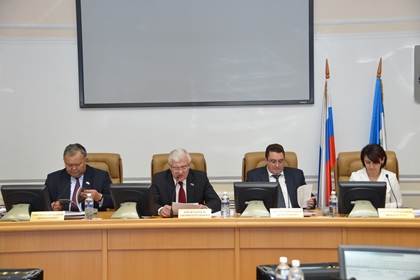 Проект закона о бюджете Иркутской области на трехлетний период принят в первом чтении