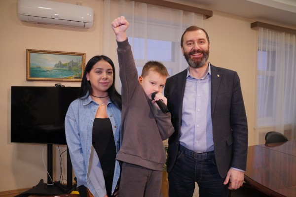 Председатель Законодательного Собрания  Александр Ведерников исполнил новогоднюю мечту 5-летнего  Сергея Потапова