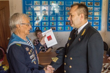 Николай Труфанов вручил ветерану ВОВ поздравление от председателя правительства России