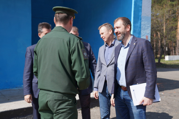 Александр Ведерников вместе с депутатом областного парламента Виктором Побойкиным встретился с военнослужащими