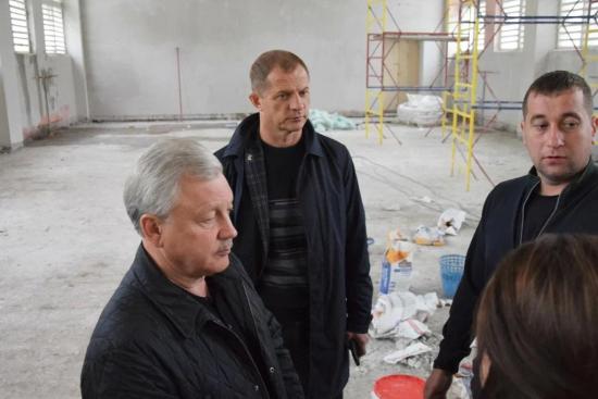 Евгений Бакуров проверил ход капитального ремонта школы № 15 в Братске