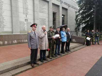 Депутаты ЗакСобрания почтили память погибших ветеранов боевых действий