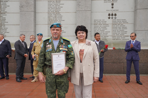Вице-спикеры Законодательного Собрания Иркутской области Ольга Носенко и Кузьма Алдаров поздравили иркутских десантников.