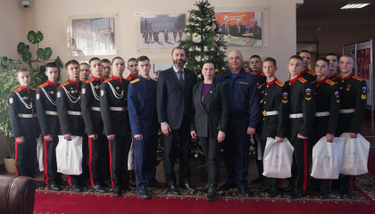 Экскурсию по выставке к 30-летию Конституции России провели в Законодательном Собрании для иркутских кадетов