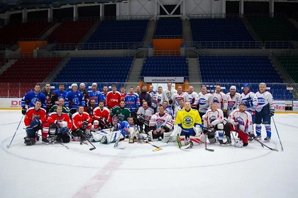 Ольга Носенко поддержала хоккеистов КПРФ на матче-открытии юбилейного сезона Ночной хоккейной лиги