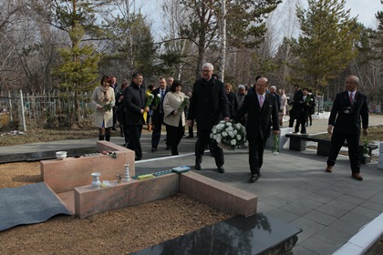 Депутаты Заксобрания и парламента префектуры Исикавы возложили цветы к могиле Сигэки Мори