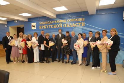 Почетные грамоты Заксобрания вручили соцработникам в честь профессионального праздника