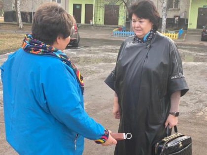 Ольга Носенко взяла на контроль вопрос благоустройства одного из дворов Ангарска, на который жалуются местные жители