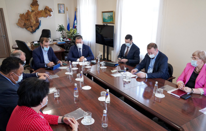 Александр Ведерников и Игорь Кобзев встретились с представителями фракций Заксобрания в преддверии сессии ЗС