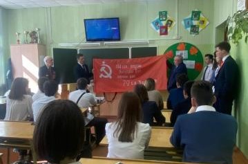 Анатолий Обухов принял участие в церемонии передачи копии Знамени Победы школам Иркутска