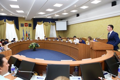 Практики субъектов РФ по обеспечению жильем молодых семей обсудили в Иркутске на круглом столе Молодежного парламента при Госдуме 