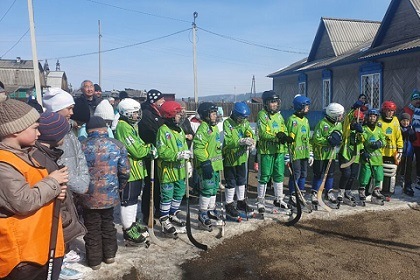 Ольга Носенко приняла участие в открытии школы по хоккею с мячом в селе Олонки