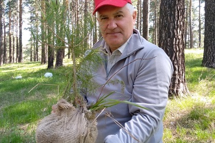 Депутаты ЗС приняли участие в акции по посадке деревьев в роще на Синюшиной горе в Иркутске