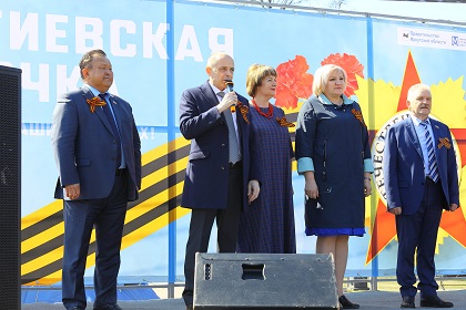 Депутаты прервали внеочередную сессию, чтобы принять участие в акции «Георгиевская ленточка»