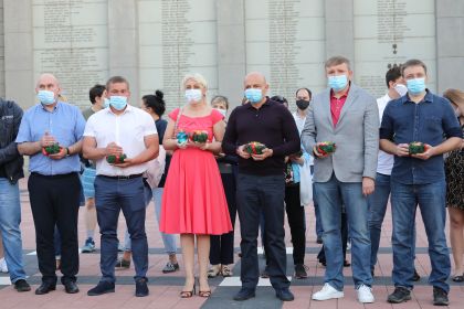 Депутаты Заксобрания вместе со своими семьями приняли участие в акции «Свеча памяти»