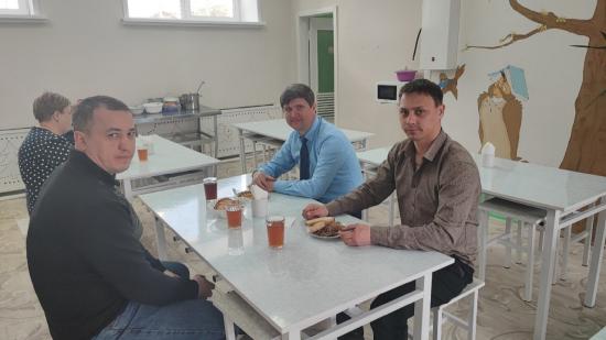 Денис Некипелов вместе с муниципальными депутатами и общественниками проверил качество школьного питания в Усть-Куте