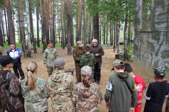 Шевроны юных спецназовцев вручила школьникам Иркутска Лариса Егорова