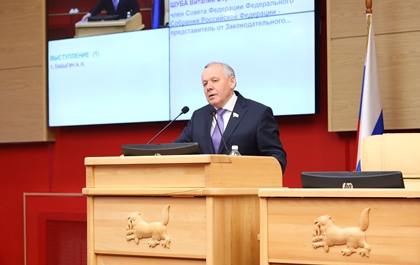 На сессии Законодательного Собрания с ежегодным отчетом выступил сенатор Виталий Шуба 