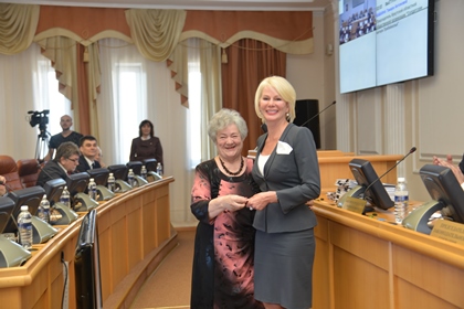 Медалью и благодарностями наградила депутатов ЗС организация «Солдатские матери Прибайкалья»